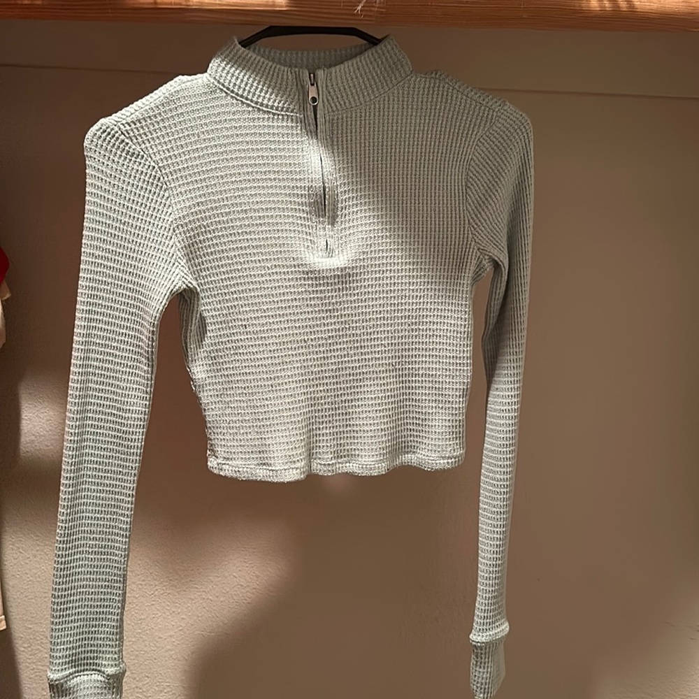mint green SO xs cropped long sleeve
